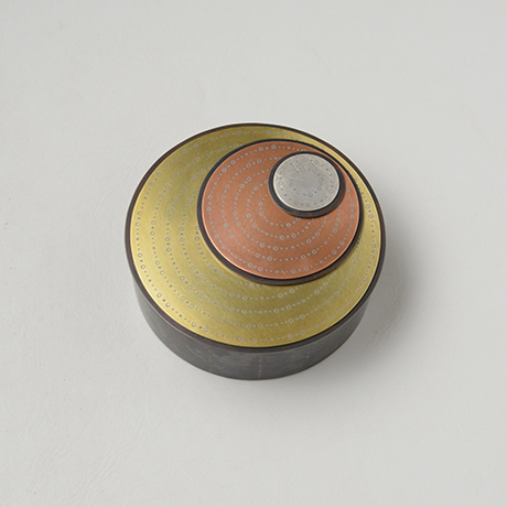 「No. 9　かながさね飾箱 / Ornamental box, “Kana-gasane”, brass, silver, copper」の写真　その3