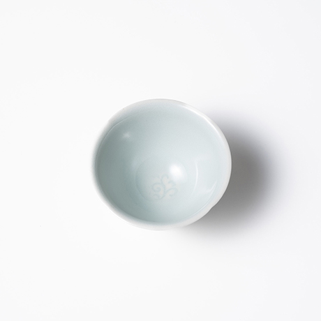 「No.29　影青手酒盃 / Sake cup, Ying-qing glaze (Pale Blue glaze)」の写真　その1