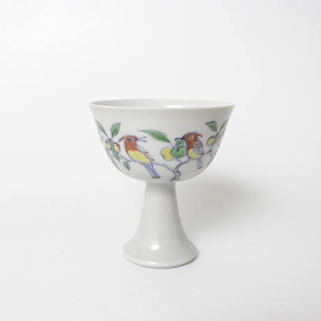 「42. 青花豆彩花鳥高足盃 / Sake cup with foot, Birds and Flowers motif, Chinese Dou cai」の写真　その1