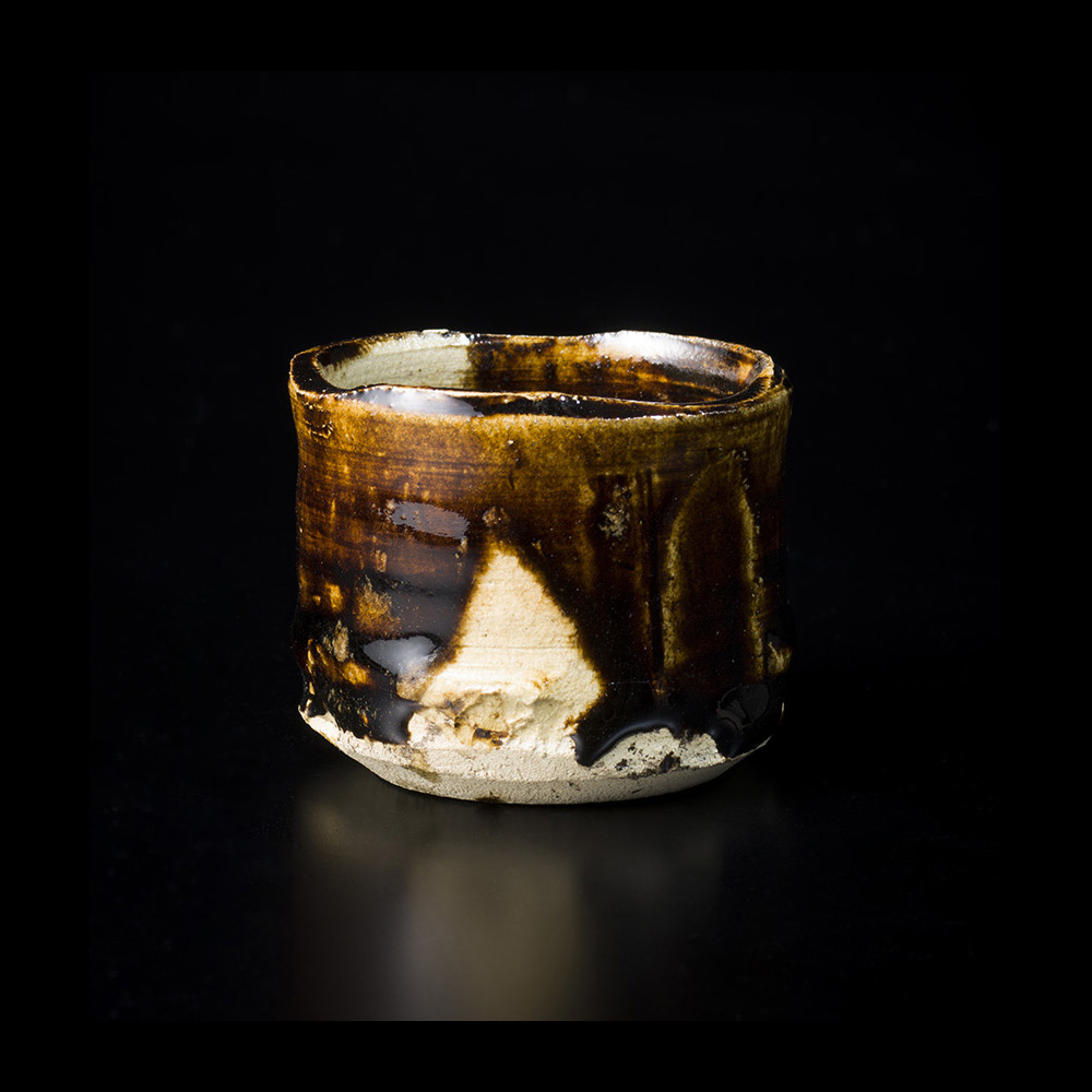 「43. 黒織部ぐい呑 / Sake cup, Kuro oribe」の写真　その1