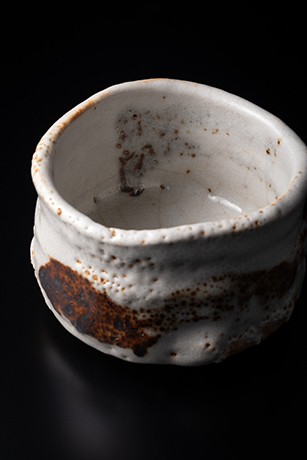 「1. 志野茶盌　銘「雪の朝」 / Tea bowl, Shino,  “Snowy Morning”」の写真　その3