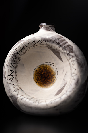 「9. 流彩刷毛目扁壷 / Flat vase, Floating glaze, Brush marked」の写真　その3