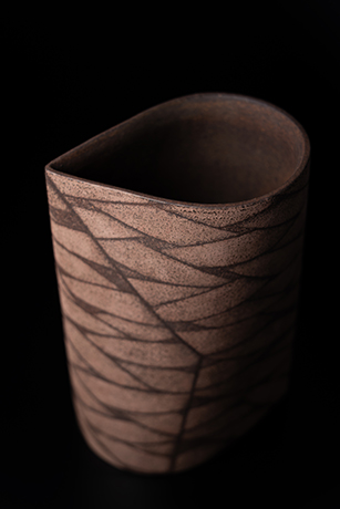 「6. 銀紅彩地文花器　一九八七 / Flower vase with silver and red surface pattern, 1987」の写真　その3