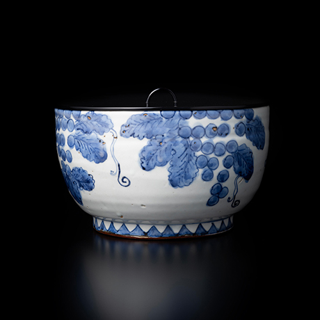 「3. 染付葡萄水指 / Water container with grape motif, Underglaze cobalt」の写真　その2