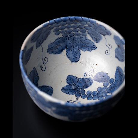 「3. 染付葡萄水指 / Water container with grape motif, Underglaze cobalt」の写真　その3