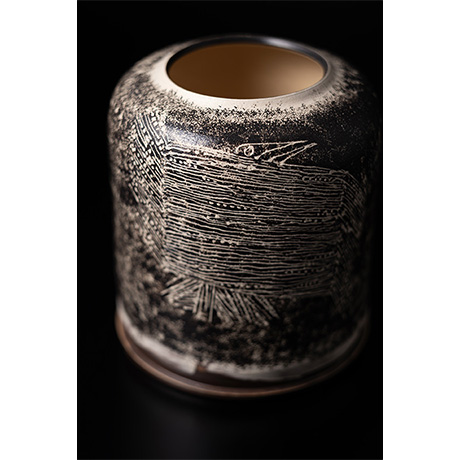 「12. 翔鳥花壷 / Vase with incised and scratched flying and standing crane motif」の写真　その3