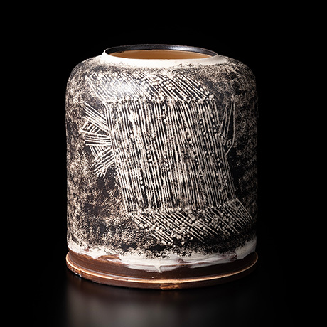 「12. 翔鳥花壷 / Vase with incised and scratched flying and standing crane motif」の写真　その2