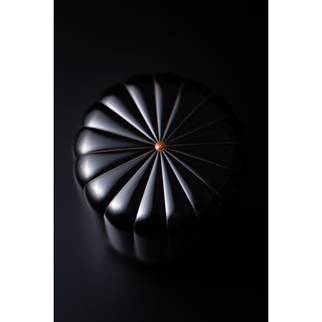 「No.2 乾漆黒蝋色菊形中棗 / Tea caddy, Chrysanthemum shape, Dry lacqured(Kanshitsu)」の写真　その2